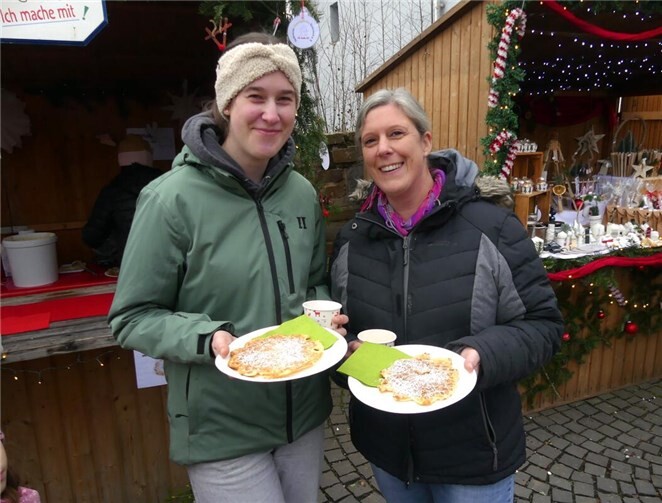 Bei den süßen Leckerbissen waren vor allem die frisch gebackenen Waffeln mit einer deftige Brise Puderzucker gefragt.