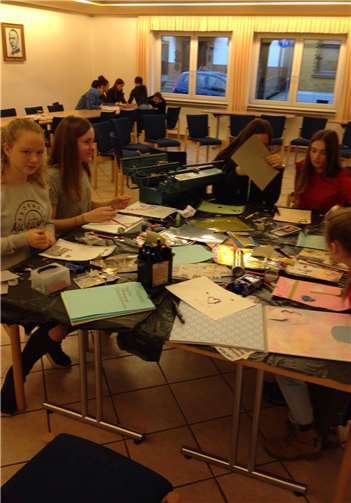 Bei den verschiedenen Aktionen entstanden selbst gebackene Kekshäuser und kreative Wunschzettel. privat