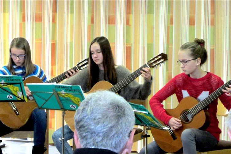 Bei den vorgetragenen Volksliedern des Gitarrentrios sangen die Bewohner mit. privat