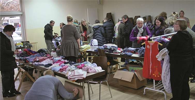 Bei der 20. „Kunterbunten Wühlkiste“ des Kindergartens „Villa Kunterbunt“ wartete eine große Auswahl auf die Besucher im Gönnersdorfer Dorfgemeinschaftshaus.-WER-