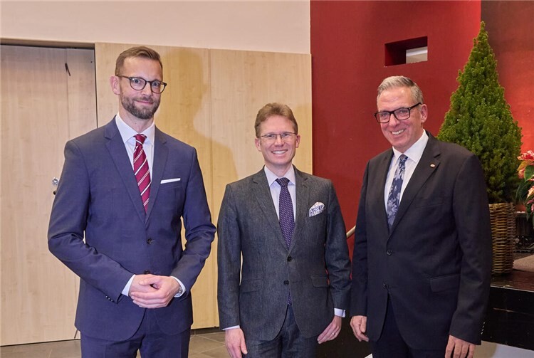 Bei der 3-in-1-Feier in der Montabaur Stadthalle wurde (v.r.) der bisherige Erste Beigeordnete Andree Stein in den Ruhestand verabschiedet, der neue Erste Beigeordnete Tobias Panne ins Amt eingeführt und Bürgermeister Ulrich Richter-Hopprich tritt seine zweite Amtszeit an.Fotos:VG Montabaur / Olaf Nitz