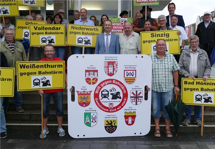 Bei der 80. Dienstagsdemo hielt Bürgermeister Andreas Geron (Bildmitte) ein bemerkenswertes Plädoyer zum Schutz der betroffenen Menschen im Mittelrheintal.Foto: Hermann Winter