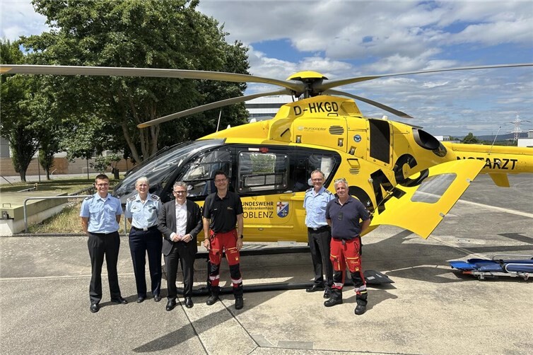 Bei der ADAC Luftrettung auf dem Gelände des Bundeswehrzentralkrankenhauses informierte sich Thorsten Rudolph über die Herausforderungen, die der Rettungseinsatz mit dem Hubschrauber mit sich bringt.