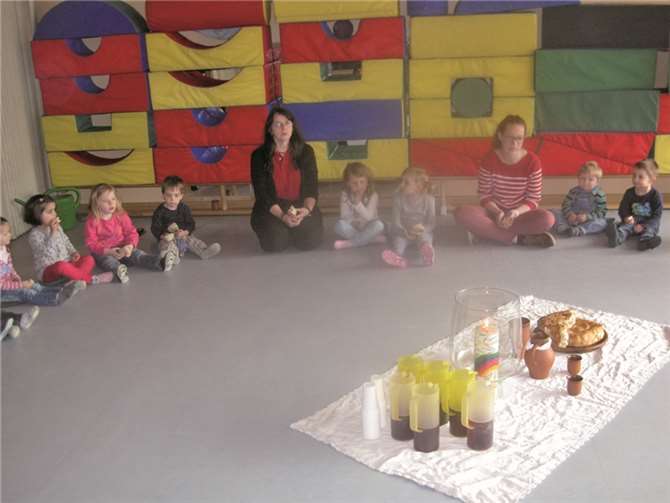 Bei der Abendmahlfeier gab es Traubensaft und Fladenbrot. privat