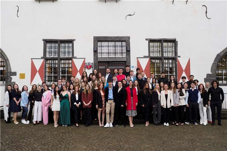 Bei der Abiturfeier des Martinus-Gymnasiums Linz feierten 66 Schülerinnen und Schüler ihren Abschluss.  Quelle: Martinus-Gymnasium