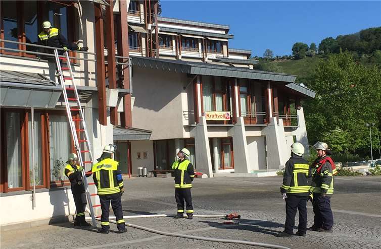 Bei der Abschlussübung am Kreishaus wurden die Kameradinnen und Kameraden in verschiedenen Stationen geprüft.