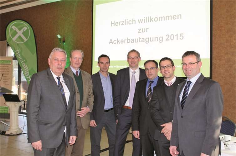 Bei der Ackerbautagung der Raiffeisen Rhein-Ahr-Eifel: Dr. Alois Splonskowski (GF), Georg Freiherr von Loe, Dr. Meeno Schrader, Dr. Ludger Schulz Pals, Maternus Schmitz, Peter Krings, Kurt Gentges (GF). WP