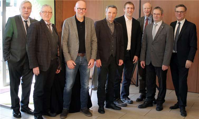 Positive Bilanz der Raiffeisen Handelsgesellschaft trotz Ackerbau unter Veränderungsdruck Bei der Ackerbautagung im Rheinbacher Waldhotel informierten sie die Landwirte (v.l.n.r.): Dr. Alois Splonskowski, Heinz-Hubert Honecker, Heinrich Brockerhoff, Josef Lux, Dr. Tobias Meinhold, Georg Freiherr von Loë, Kurt Gentges und Burchard Kraus. Fotos: JOST