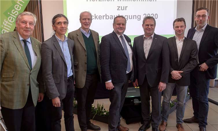 Bei der Ackerbautagung im Waldhotel Rheinbach informierten (von links) Dr. Alois Splonskowski, Bernhard Osterburg, Georg Freiherr von Loë, Franz-Josef Schockemöhle, Kurt Gentges, Stefan Gockel-Böhner und Dietrich Holler die Landwirte über die neuesten Entwicklungen im Agrarbereich.Foto: JOST