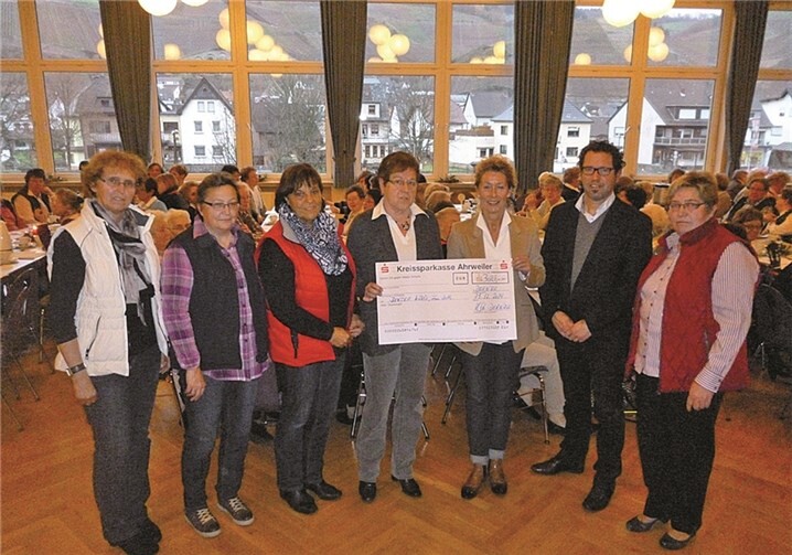 Bei der Adventsbesinnung, die unter dem Thema „Licht“ stand, wurden zahlreiche Spendenpakete an die Träger wohltätiger Organisationen übergeben. privat