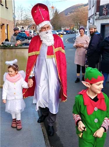 Bei der Adventsfeier „Brausezauber“ fürSehler Seniorinnen und Senioren war auch St. Nikolaus zu Gast. Foto: TE