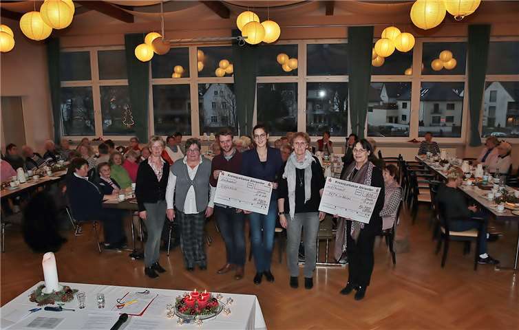 Bei der Adventsfeier wurden die Spendenschecks übergeben. Foto: Werner Dreschers
