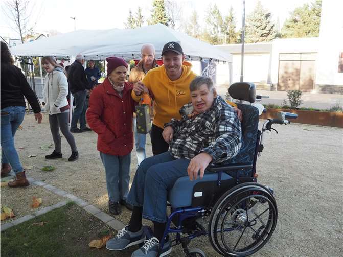 Bei der Aktion „Teilen wie St. Martin“ wird der Hospitalplatz mit Laternen aus dem Caritas Zentrum geschmückt.  Foto: Caritas Zentrum Mendig
