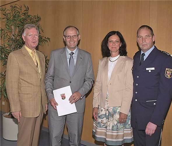 Bei der Amtseinführung im BWZK hatten alle Beteiligten ihre Freude. Polizeipräsident Wolfgang Fromm, Michael Wilbert, ehemaliger Leiter der PI 2, und Peter Jahnen, Leiter der PI Koblenz 2, mit seiner Ehefrau Gabi (v.l.).