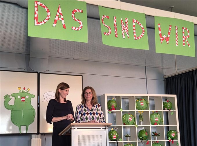 Bei der Amtseinführung von Stephanie Mouget (links) und Yvonne Bode als Schulleitungsteam der Medardus Grundschule stand der „Wir-Gedanke“ im Mittelpunkt.  Foto: privat