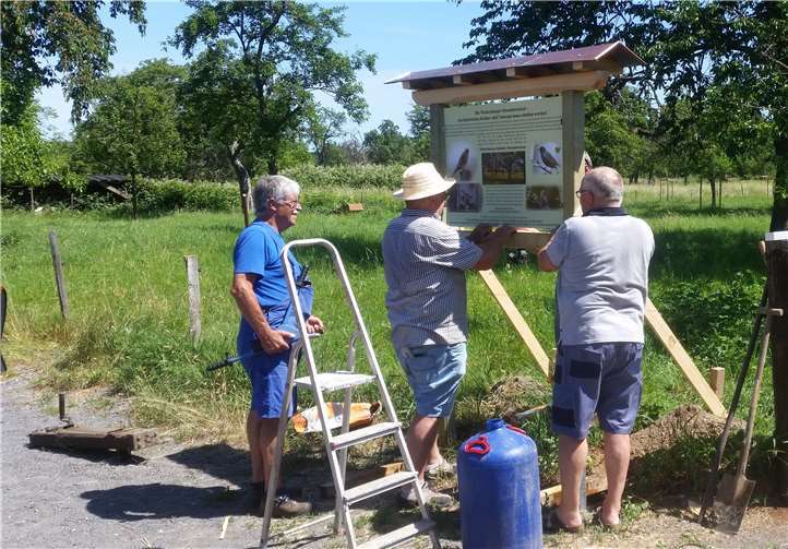 Bei der Anbringung der Info-Tafel.Foto: privat