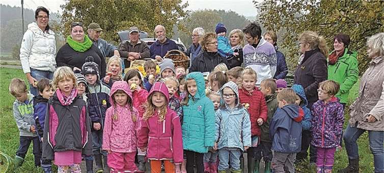 Bei der Apfelernte hatte man viel Spaß und ließ sich das leckere Obst in den Pausen schmecken. privat