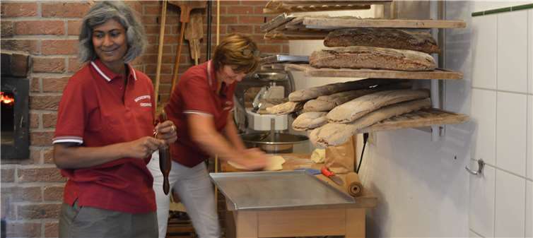 Bei der Arbeit im Backes. Fotos: AB