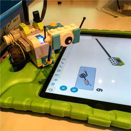 Bei der Arbeit mit dem Tablet lernen alle Teilnehmer, wie man damit umgeht und den Roboter mit der Lego-eigenen App programmieren kann. Foto: Jugend- und Kulturzentrum „Zweite Heimat“