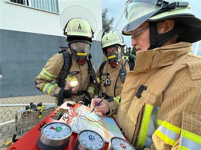 Rauch, Feuer, Rettung: Feuerwehr trainiert für den Ernstfall Bei der Atemschutzüberwachung galt es, einen Überblick über die Dauer des Einsatzes der Feuerwehrleute unter schwerem Atemschutz zu behalten.