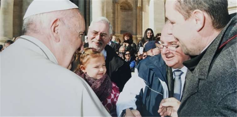 Bei der Audient (v. l.): Papst Franziskus, Leni (Tochter des Komponisten), Karl Wolff, Hermann Josef Esser, Sven M. Hellinghausen. L’Osservatore Romano