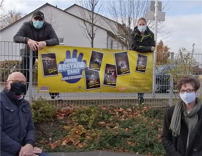 Bei der Aufhängung des Banners: oben: Ingo Gemein und Tina Noack-Dziuk (Gem. Grafschaft), unten: Jürgen Schwarzmann (VG Adenau) und Ane Masen (VG Brohltal). Foto: privat