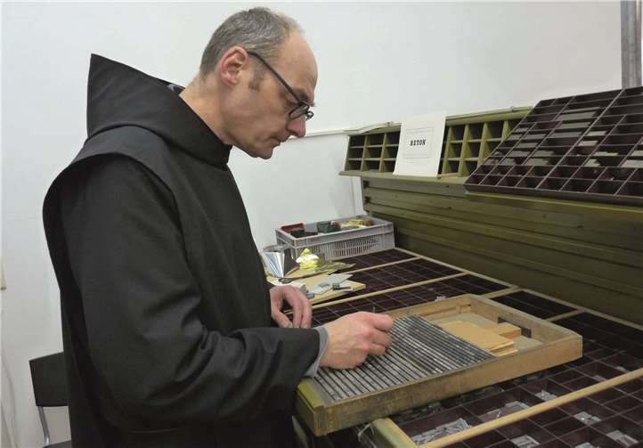 Bei der Auflösung einer alten Druckerei konnte Bruder Jakobus viele alte Bleischriften günstig erstehen.