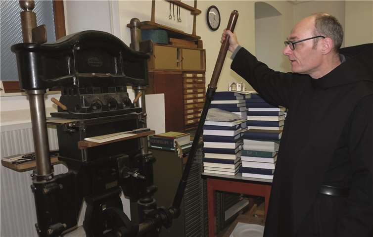 Bei der Auflösung einer alten Druckerei konnte Bruder Jakobus viele alte Bleischriften günstig erstehen.