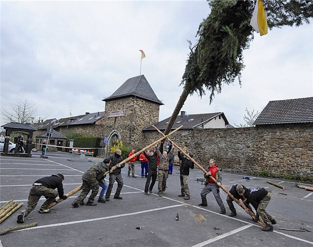 Bei der Aufstellung des Adenbachhut Maibaum wurden die Addemichshöde von den Ahrhöde Jonge unterstützt.
