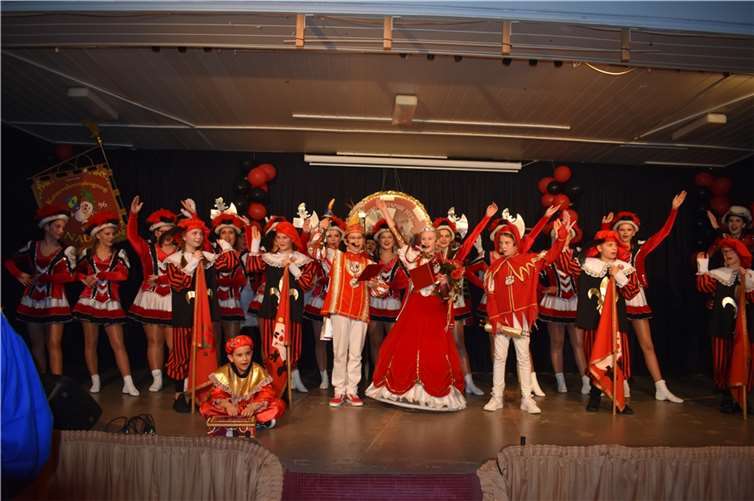 Bei der Auftaktveranstaltung der Session 2023 wurde das 27. Nauorter Kinderprinzenpaar proklamiert. Fotos: KVN