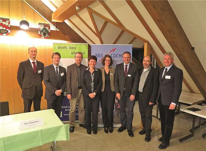 Bei der Auftaktveranstaltung: v.l. Christian Hauer (BBS Cochem), Ernst-Dieter König (BBS Cochem), Mechthild Thönnes (Ambulantes Kranken- und Altenpflegeteam Pommern), Sozialdezernentin Anja Toenneßen, Joachim Siebenborn (Leiter des Seniorenzentrums St. Hedwig Cochem), Hermann-Josef Melchior (Schulleiter Pflegeschulen Maria Hilf in Daun), Andreas Zietz (Schulleiter BBS Cochem).privat