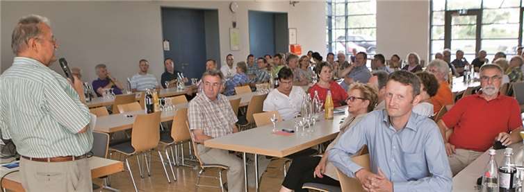 Bei der Auftaktveranstaltung zum neuen Dorferneuerungskonzept für Ringen, Bölingen und Beller begrüßte Ortsvorsteher Toni Palm (li.) etwa 80 Bürger im Ringener Bürgerhaus. JOST