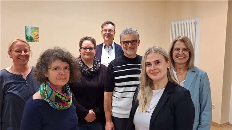 Bei der Auftaktveranstaltung zur Kommunionkatechese Nicki Meister, Sabine Lohner, Stefanie Kennert, Pastor Norbert Missong, Vorsitzender des Pfarreienrates Wolfgang Weber, Louisa Baier und Evi Weinand. Es fehlt entschuldigt Monika Leinz. Foto: Raphael Weber
