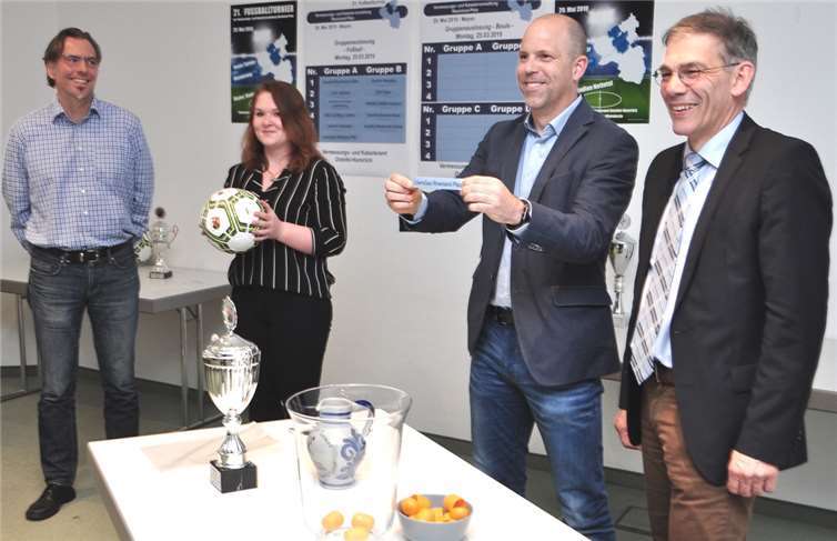 Bei der Auslosung:. Dr. Dierk Deußen, die Glücksfee, Mike Pickel und Klaus Marder (v. li.).