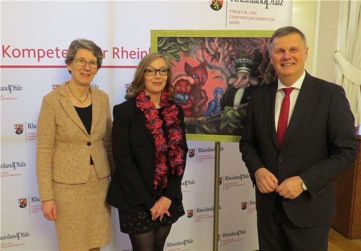 Bei der Ausstellungseröffnung: Marliese Dicke (v.li.n.re.), Präsidentin des OLG, die Künstlerin Cassou und SGD Nord Präsident Dr. Ulrich Kleemann. SGD Nord