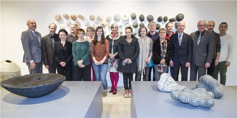 Bei der Ausstellungseröffnung bewunderten die Höhr-Grenzhausener Werke: (v.l.): Franz Xaver Peteranderl, Wolfgang Lösche, Nicole Thoss, Andreas Hinder, Monika Debus, Maria Meyer, Sophie Wolf, Susanne Altzweig, Eva Rumpf, Claudia Henkel, Armin Skirde, Monika Gass, Martin Goerg, Thilo Becker, Michael Thiesen, Fritz Roßmann und Kiho Kang.Handwerkskammer für München und Oberbayern