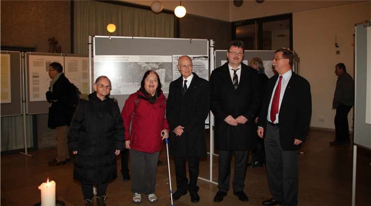 Bei der Ausstellungseröffnung: die 80-jährige Lore Arnold (die heute in den Heimen Scheuern lebt, dort schon in der NS-Zeit war und als Kind damals die Krankenmorde miterlebt hat), eine weitere Patientin von Scheuern, der Vorsitzende des Fördervereins Mahnmal Koblenz Dr. Jürgen Schumacher, der Vorstand der Stiftung Scheuern Pfarrer Gerd Biesgen und der Kurator des regionalen Teils der Ausstellung Joachim Hennig (v.l.).