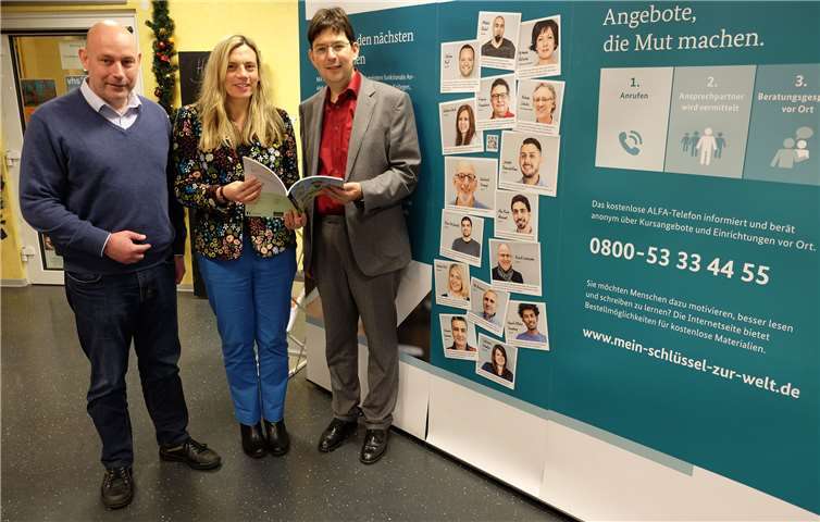 Bei der Ausstellungseröffnung trafen sich (von links) GruBiNetz-Koordinator Heiko Hastrich, Caroline Albert-Woll, die pädagogische Leiterin der VHS Neuwied, und Neuwieds Sozialdezernent Michael Mang. Privat