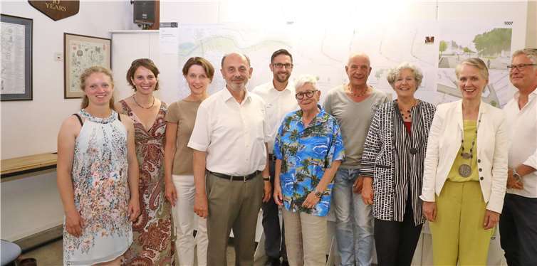 Bei der Ausstellungseröffnung: (v.l.) Projektleiterin Christine Kirchhöfer von der VG-Verwaltung, Susanne Weihrauch vom zweitplatzierten Büro (f) landschaftsarchitektur, die Gewinner Eva-Maria Boemans und Karl Thomanek von TDB, Projektleiter Stefan Baumgarten (VG), Stadträte und Sachpreisrichter Christa Stendebach und Hans-Georg Wörsdörfer, Vorsitzende des Preisgerichts Prof. Eva von Mackensen, Stadtbürgermeisterin Gabi Wieland und Wettbewerbsorganisator Gregor Bäumle Foto: Olaf Nitz