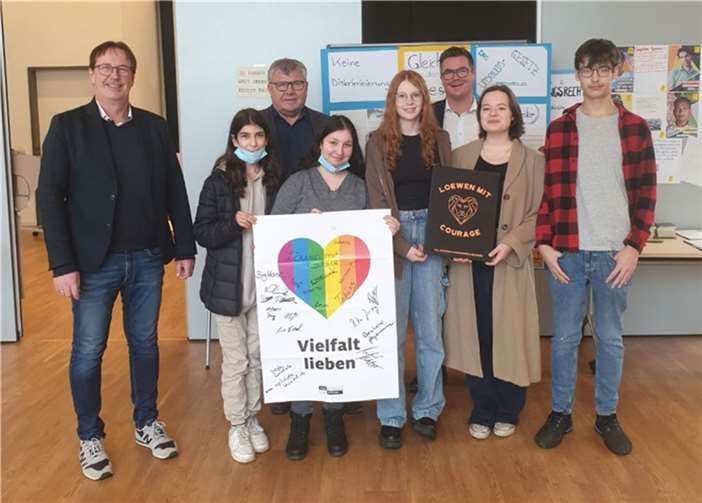 Bei der Ausstellungseröffnung waren Bernhard Geyermann, Schulleiter der IGS Johanna Loewenherz, 1. Kreisbeigeordneter Michael Mahlert und Neuwieds Bürgermeister Peter Jung (hinten von links) voll des Lobes für den Eifer der Schülerschaft. Quelle: Stadt Neuwied
