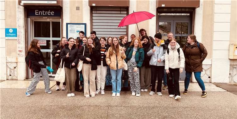Bei der Austauschfahrt nach Grenoble konnten Regen und ein ausgefallener Zug die gute Stimmung der 19 Schülerinnen des Hilda-Gymnasium nicht trüben. Quelle: Hilda-Gymnasium Koblenz