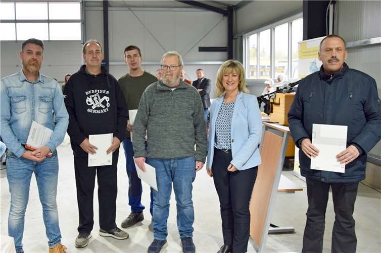 Bei der Auszeichnung der Praktikanten und der beteiligten Unternehmen: Landrätin Anke Beilstein, MTiGeschäftsführer Benjamin Lescher (li.), Werkstattbeschäftigte Jürgen Arens, Eugen Henneberg, Stefan Reudelsterz und Thomas Tschochohei (v.li.).  Foto: Tobias Möllney/Caritas Werkstätten