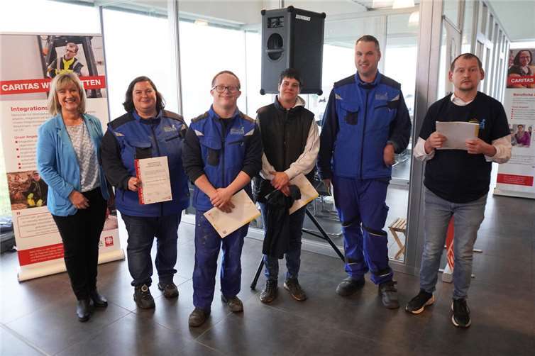 Bei der Auszeichnung der Praktikanten und der beteiligten Unternehmen: v.li. Landrätin Anke Beilstein, Betriebsinhaberin Jutta Michels mit Sebastian Arens, Sabine Kirstein, Martin Losen und Andy Walter.  Foto: Tobias Möllney / Caritas Werkstätten