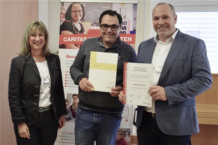 Bei der Auszeichnung der Praktikanten und der beteiligten Unternehmen (von links): Landrätin Anke Beilstein, Werkstattbeschäftigter Kevin Sahin (Caritas Werkstätten Cochem) und Kommunalmanager Thomas Hau (Westenergie).