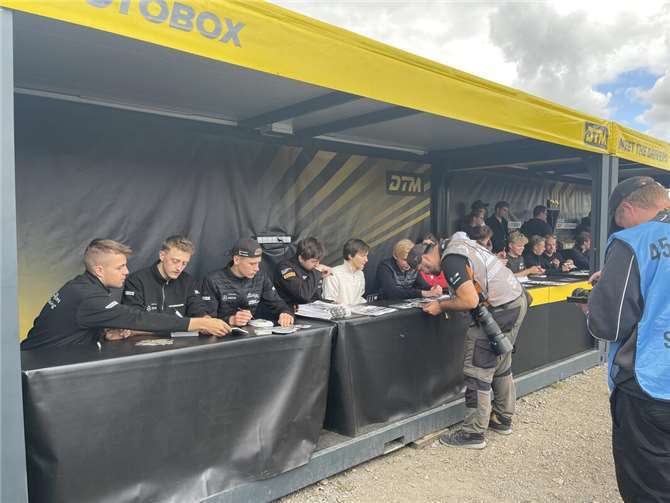 Bei der Autogrammstunde.