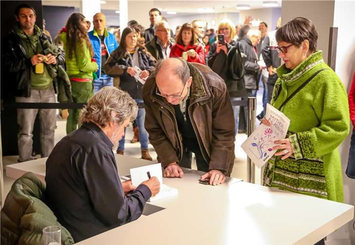 Bei der Autogrammstunde konnten die Besucher dem Abenteurer einmal ganz nah sein.