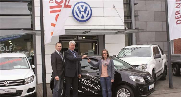 Bei der Autoübergabe an die Ahrweinkönigin Michelle Skruth durch das Autohaus Löhr (v.l.): Oliver Piel, Klaus Lehnhoff und Michelle Skruth. privat