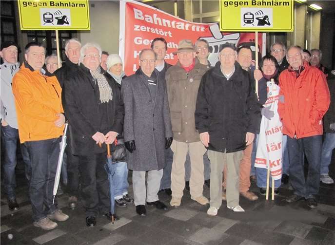 Bei der Bahnlärmdemonstration in Neuwied fand bereits die erste Aktion der Bürgerinitiative, unterstützt durch Bürgermeister Georg Hollmann, Ersten Beigeordneten Thomas Przybylla, Stadtbürgermeister Gerd Heim und dem Ersten Stadtbeigeordneten Werner Schumacher, statt.  privat
