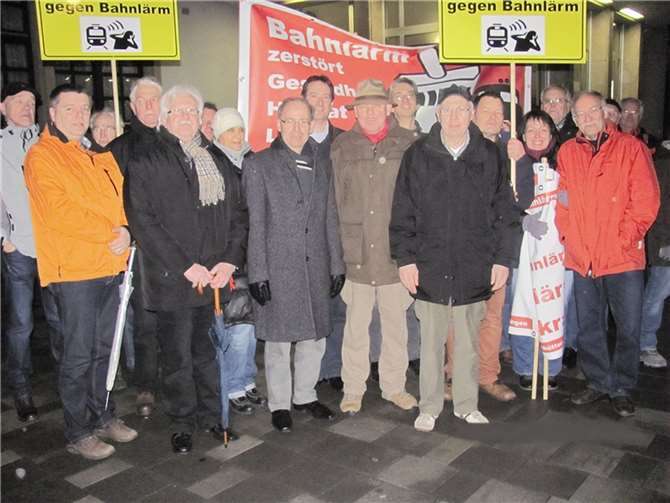 Bei der Bahnlärmdemonstration in Neuwied fand bereits die erste Aktion der Bürgerinitiative, unterstützt durch Bürgermeister Georg Hollmann, Ersten Beigeordneten Thomas Przybylla, Stadtbürgermeister Gerd Heim und dem Ersten Stadtbeigeordneten Werner Schumacher, statt.  privat