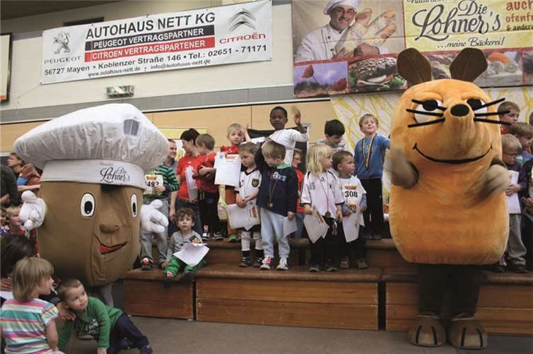 Bei der Bambini-Siegerehrung waren auch Lohni und die Maus mit von der Partie.